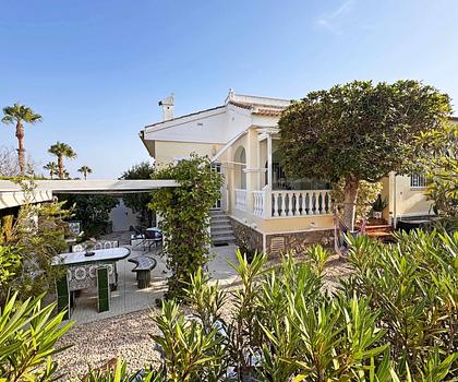 Endreihenhaus mit 3 Schlafzimmern, 2 Bädern, Dachterrasse, Klimaanlage und Gemeinschaftspool