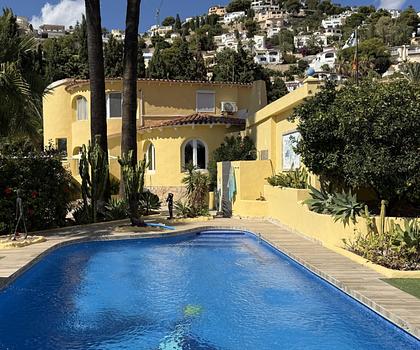 Große Villa auf Eckgrundstück mit Pool und Doppelgarage in Top-Lage in Benissa Montemar