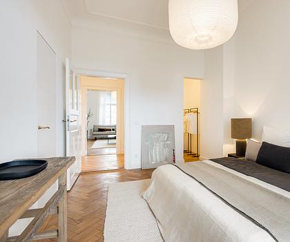 Eleganz und Charme: Soeben stilvoll modernisierte Altbauwohnung mit Balkon