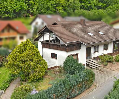 Doppelter Nutzen: Familienidylle mit Mieteinnahmen – Einfamilienhaus mit Potenzial im Überwald
