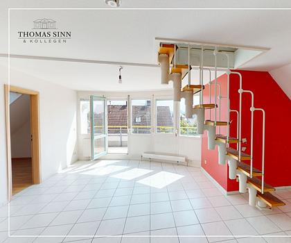 RENOVIERUNGSBEDÜRFTIGE 3-ZIMMER-DG-WOHNUNG MIT WOHNLICH AUSGEBAUTER BÜHNE - TG- UND AUSSENSTELLPLATZ