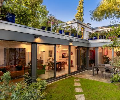 Architekten Atrium-Haus mit Dachterrasse, Garten und Pool in idyllischer Villenlage