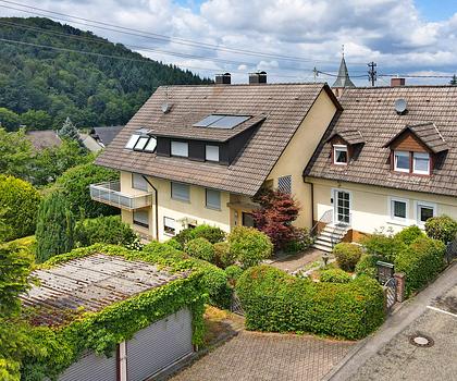 Soll es etwas Besonderes sein? Zwei Häuser auf einem Grundstück in guter Wohnlage.