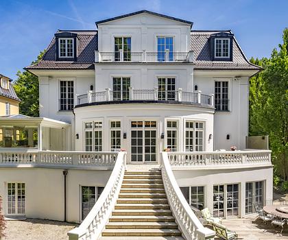 Klassische Eleganz im noblen Herzogpark: Villendomizil über 725 m² mit Lift, Spa/Gym und Tiefgarage