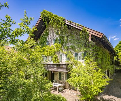 Denkmalgeschützte Rarität: Zauberhafter Hof von 1650 in idyllischer Lage mit Alpenblick