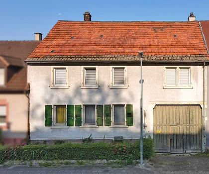 Bieterverfahren: Zweifamilienhaus mit Nebengebäude zum Abriss oder zur Kernsanierung in Weingarten