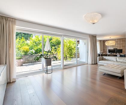 Klassische Ästhetik: Stilvolles Einfamilienhaus mit naturnah gestaltetem Traumgarten