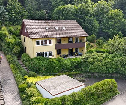 Naturnah & vielseitig: Zweifamilienhaus mit Erweiterungsmöglichkeiten in Waldrandlage