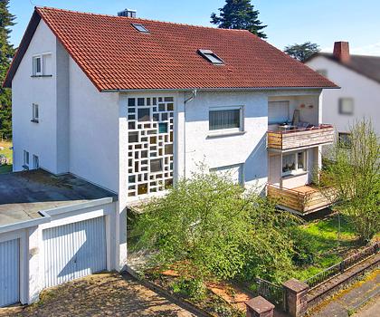 Charmantes Zweifamilienhaus mit großem Garten und ausgebautem Dach