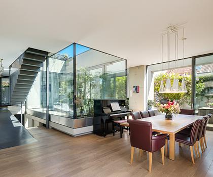 Exklusives, energieeffizientes Architektenhaus mit Glas-Atrium und flexiblem Raumangebot
