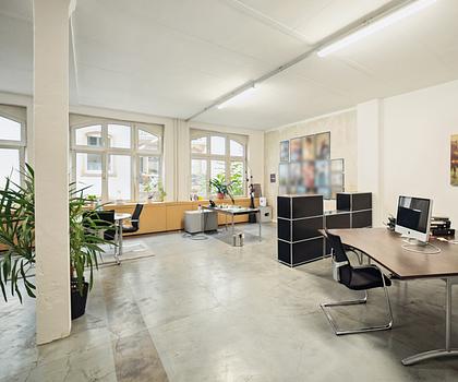 Lichtdurchflutete Bürofläche mit Loftcharakter