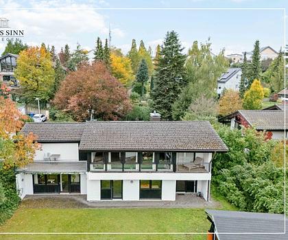 Architektur trifft Atmosphäre – außergewöhnliches Split-Level-Haus mit Weitblick