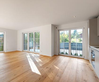 Naturnahe und ruhige Lage: Stylische 3,5-Zimmer-Wohnung mit Balkonen und Hobbyraum