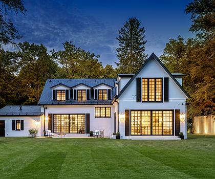 Luxus trifft Privatsphäre: Erstbezug Highend-Villenanwesen mit Lift, Heimkino, Spa und Weinkeller