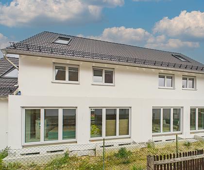 Schöne Neubau-Doppelhaushälfte mit großem Souterrainbereich - bezugsfertig im Frühjahr 2026