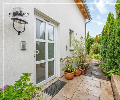 GROßZÜGIGES WOHNHAUS 
2 WOHNUNGEN + 2 APPARTMENTS 
HELL - MODERN - GUT AUSGESTATTET
RUHIGE SACKGASSE