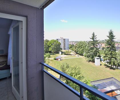 Helle und barrierefreie Drei-Zimmer-Wohnung mit Balkon und Fernblick in Schwieberdingen