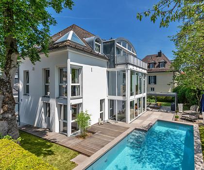 Exklusive Familien-Villa in stylischer Ästhetik mit Lift, Spa-Bereich und Outdoor-Pool