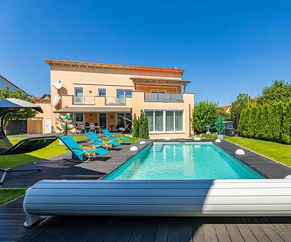 HEGERICH: Grosszügige Villa mit Garten und Pool für die gesamte Familie