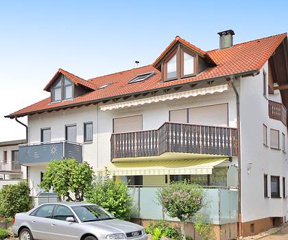 Charmante 2ZKB-Dachgeschoss-Wohnung mit 61 qm, Loggia, Kellerraum und Stellplatz in ruhiger Wohnlage