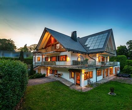 Exklusive Landhaus-Villa in malerischer Landschaft zwischen See und Golfplatz