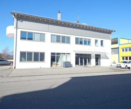 Ausstellungs- bzw. Lagerfläche im Erdgeschoss, mit Büroräumen im 1. OG - in 83395 Freilassing