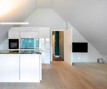 Hochklassige 3-Zimmer-Wohnung von 2021 mit luftigem Penthouse-Ambiente in Laufnähe zum See