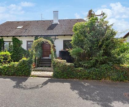 Solides Einfamilienhaus mit PV-Anlage und Wärmepumpe aus 2025 / Kauf mit unbefristetem Nießbrauch