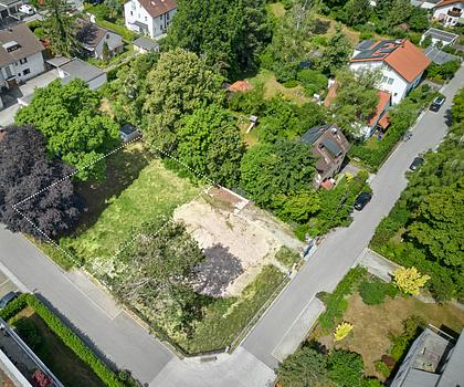 Baugrundstück mit genehmigtem Entwurf für ein modernes Einfamilienhaus