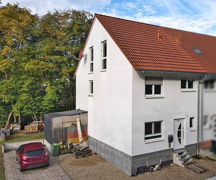 Modernes und energieeffizientes Reihenendhaus mit Ausbaupotenzial in naturnaher Ortsrandlage