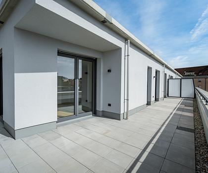 Einzigartige 3-Zimmer-Dachgeschosswohnung mit umlaufender Terrasse