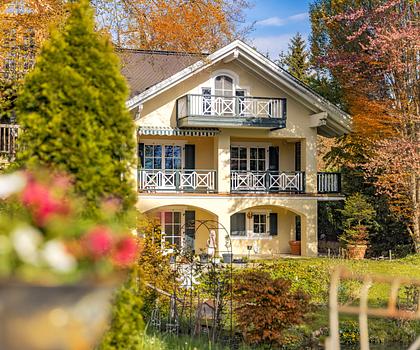 Klassische Landhaus-Villa mit Einliegerwohnung, Pool und stimmungsvollem Gartenidyll