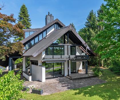 Privatsphäre im Grünen: Großzügiges Familiendomizil mit Traumgarten und Pool