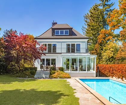 Großzügiges Familiendomizil mit Spa-Bereich, Traumgarten und Pool in Villenlage