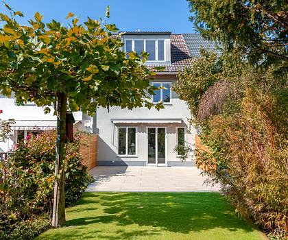 Stillvoll und bezugsbereit: 6-Zimmer-Stadthaus in Gern mit Südgarten und Traumblick