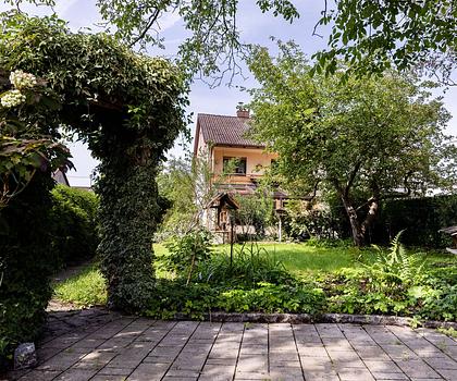 Sonnige Doppelhaushälfte auf traumhaftem Grundstück in Pliening