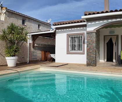 Renovierte Doppelhaushälfte mit 3 Schlafzimmern, 2 Bädern und Privatpool in Strandnähe