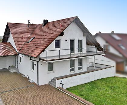 Generationenhaus mit Einliegerwohnung, Garage, Carport und ausbaufähigem Dachgeschoss