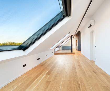 Lichtfülle trifft Loft-Style: Dachgeschosswohnung mit zwei Loggien zum Erstbezug