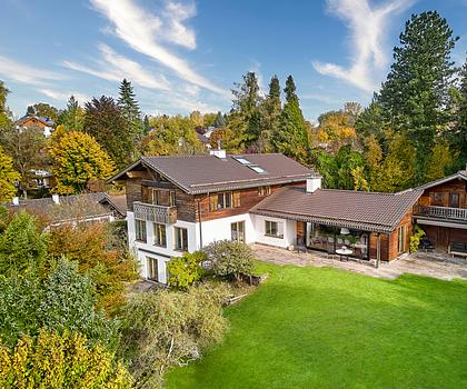Chalet meets Purismus: Landhaus-Juwel mit Fernblick und Gästewohnung in Seenähe