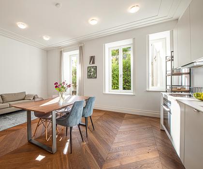 Stilvolle 2-Zimmer-Altbauwohnung mit Terrasse in den ruhigen Innenhof