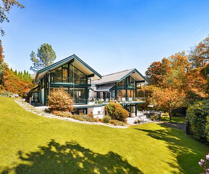 Unverbaubare, naturnahe Lage in Seenähe: Großzügige Familienvilla mit Indoor-Pool