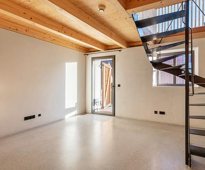 Tradition neu interpretiert: 3,5-Zimmer-Maisonette-Wohnung in historischem Bauernhaus