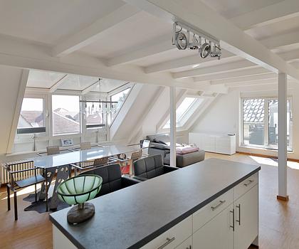 Über den Dächern Maikammers! Helle DG-Wohnung, möbliert, inkl. Stellplatz und toller Dachterrasse!