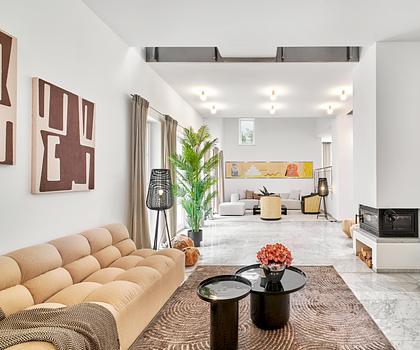 Viel Raum und Privatsphäre: Stilvolles Ensemble aus Haupt- und Gästehaus mit Traumgarten