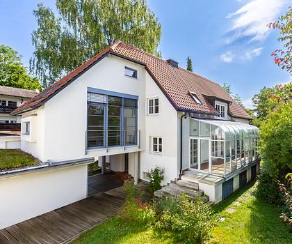 Großzügiges Einfamilienhaus mit individuellem Charme in idyllischer, zentraler Lage