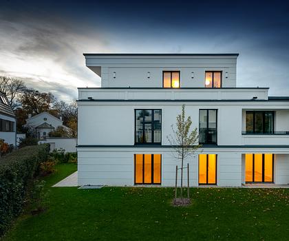 Erstbezug in Stadtvilla: Familiengerechte 4-Zimmer-Wohnung mit Gartenparadies