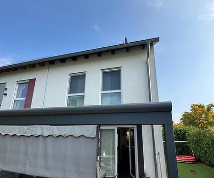 Es gibt sie noch: Die WOHLFÜHL-Doppelhaushälfte. Erschwinglich ist sie auch noch! Füße hochlegen!