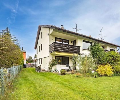 Großzügig und im Grünen: Charmante DHH mit viel Potential