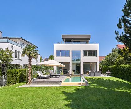 Herausragendes Design im Bauhausstil: Exklusive Familienvilla von 2017 mit Pool, Wärmepumpe und PV